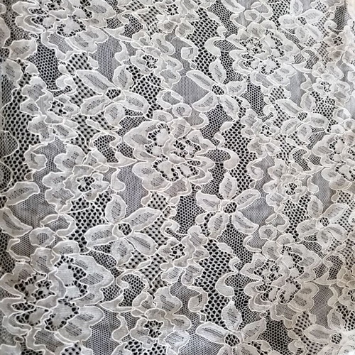 Elastic Chantilly lace new, cream with intricate flowers 5.15m