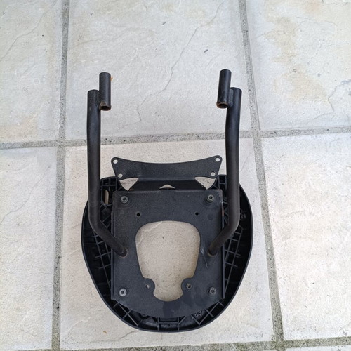 Givi rack with top case base like new