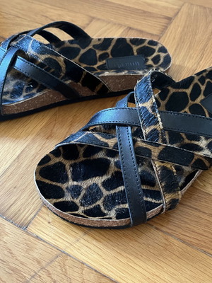 Maruti leather slippers number 39
