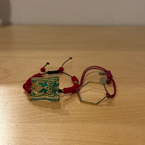 Set of 2 red bracelets with charm and polygon