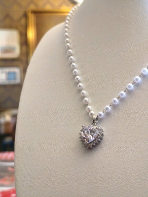 Necklace with heart and synthetic pearls made of stainless steel new