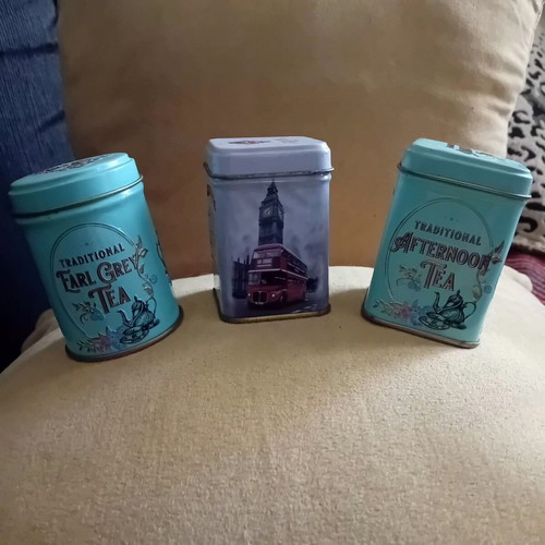 Metal tins used, set of 3, English origin, height 7cm