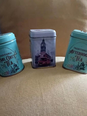 Metal tins used, set of 3, English origin, height 7cm