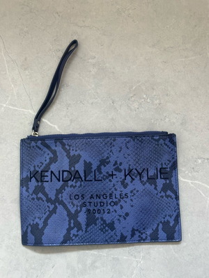 Kendall + Kylie clutch σε εξαιρετική κατάσταση, μαύρο και μπλε χειρός τσάντα