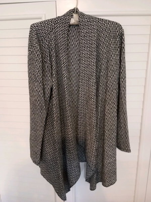 Black and white knitted cardigan like new, one size with geometric patterns