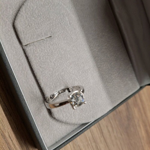 Monopetro ring with adjustable zircon and stainless steel like new