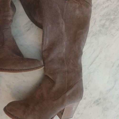 Boots used with low heel, size 38, beige suede