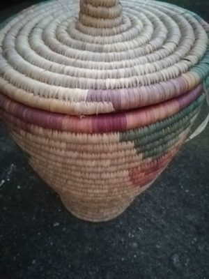 Голяма кошница с капак употребявана, височина 58 см диаметър 50 см