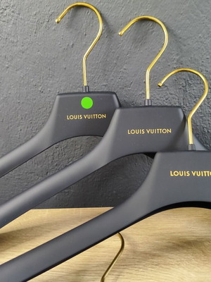 Πλαστικές κρεμάστρες ρούχων Louis Vuitton μεταχειρισμένες, σετ 6, 36 & 42 εκ.