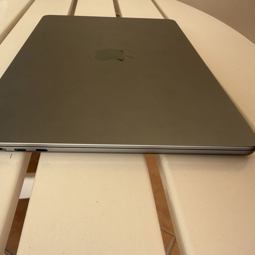 MacBook Air 13.6 M2 8C GPU 8GB 256GB like new