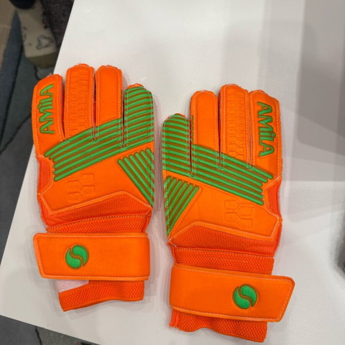 Amila goalkeeper gloves size 5 like new