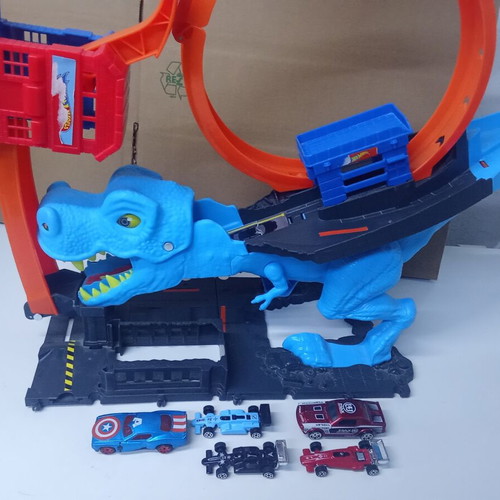 Hot Wheels City T-Rex Chomp Down racetrack HKX42 with 5 toy cars