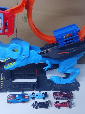 Hot Wheels City T-Rex Chomp Down racetrack HKX42 with 5 toy cars