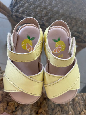 Baby sandals used, size 18-19, yellow H&M