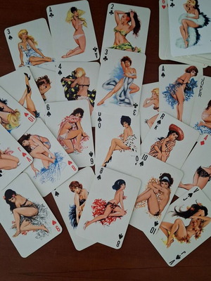 Vintage pin up girls playing cards from 60s like new, collectible