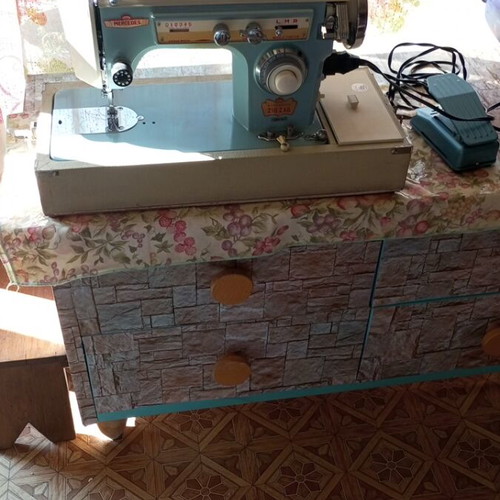 Mercedes sewing machine new with foot pedal and case