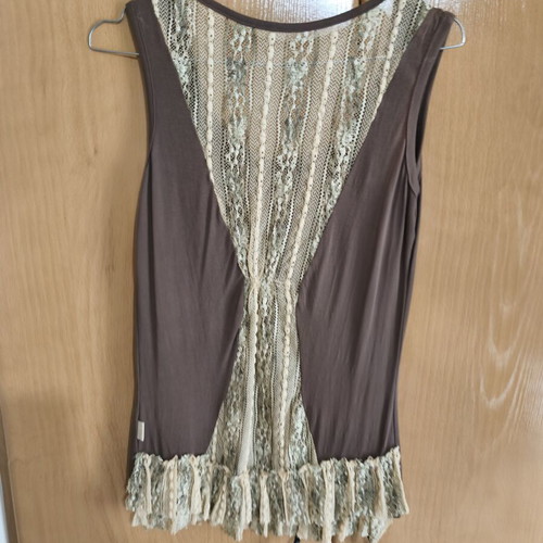 T-shirt with lace back like new, beige and brown, one size
