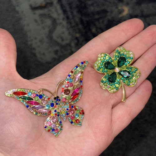 Set of 2 colorful pins like new