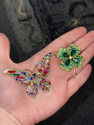 Set of 2 colorful pins like new