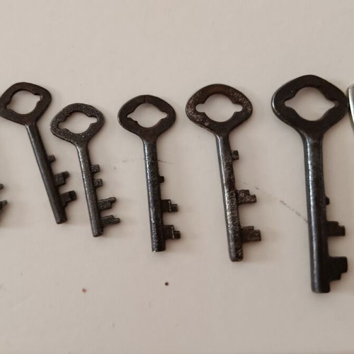 Old keys used, set of 9