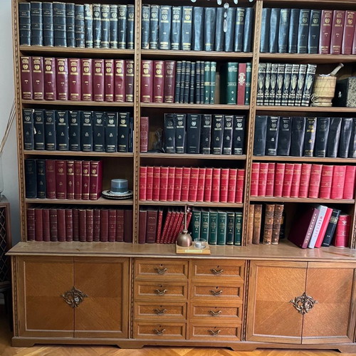 Wooden bookshelf used in very good condition
