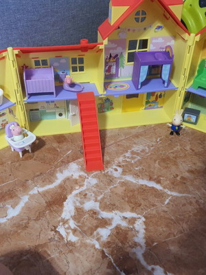 Peppa Pig house playset with family figures