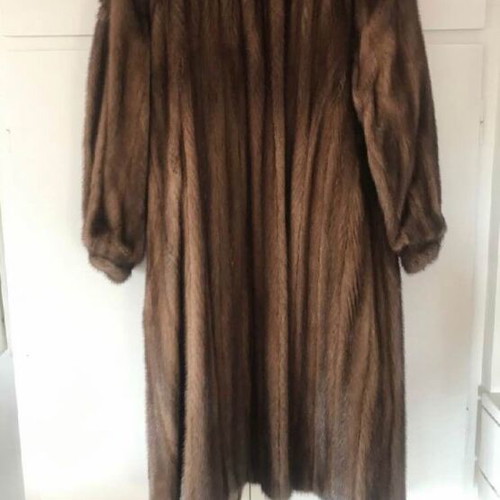 Women's fur coat like new, one-piece natural fur