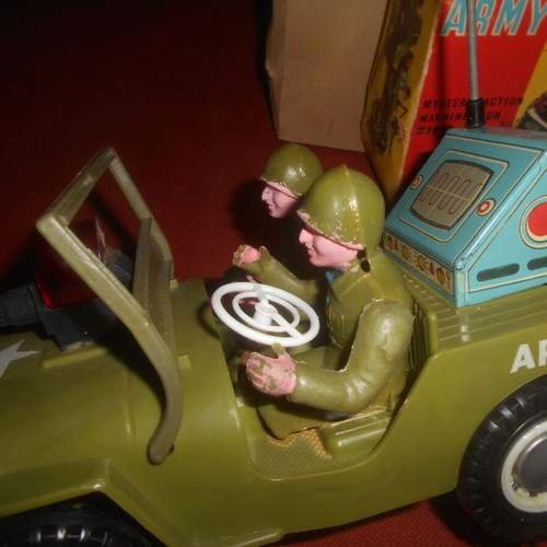 Lyra Army Jeep battery-operated military vehicle 1960-1970, like new