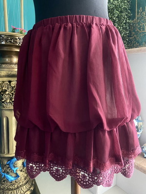 Bordeaux skirt with lace, like new, size M