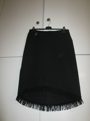 Skirt with fringes black, like new, size Large