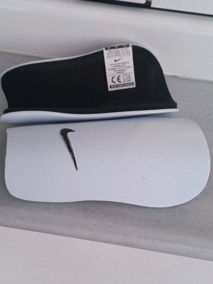 Nike football shin guards kids like new, size small