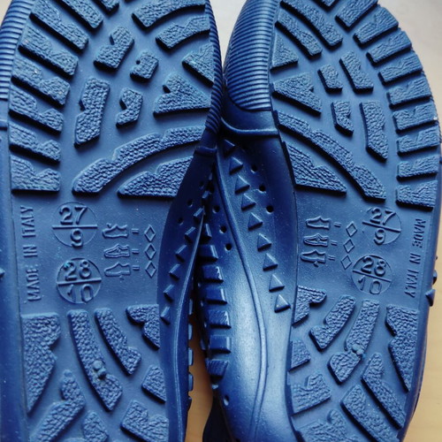 Rubber beach shoes like new, size 26/27, blue