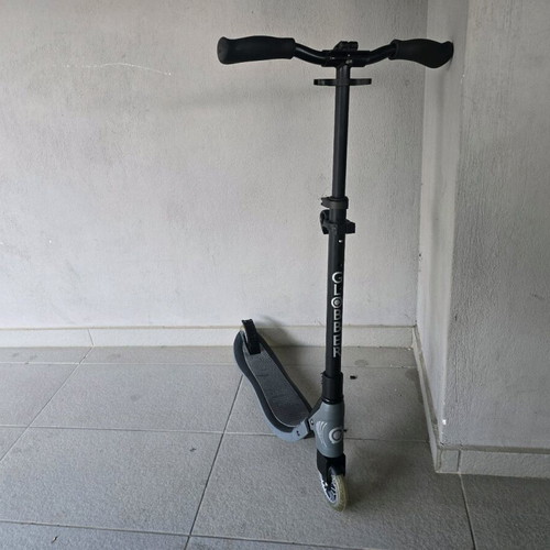 Globber scooter foldable with 3 height positions and foot brake like new