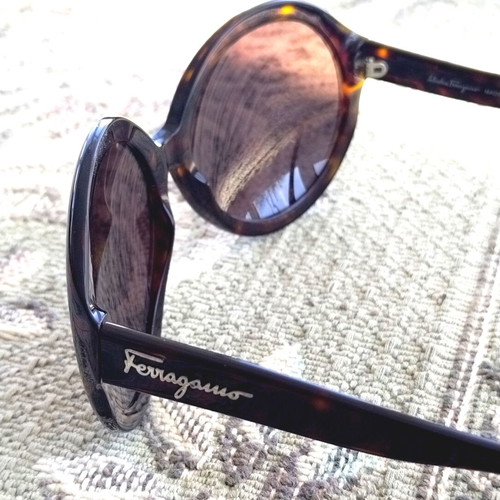 Salvatore Ferragamo Jackie O round sunglasses like new, brown tortoiseshell