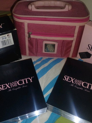 Sex and the City HBO DVD box set σαν καινούργιο με αυθεντικό vintage βαλιτσάκι