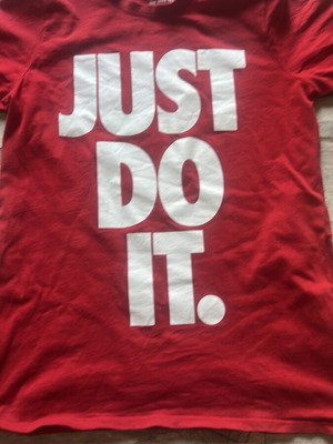Nike T-shirt Burgundy medium size, like new, unisex kids 10-12 years
