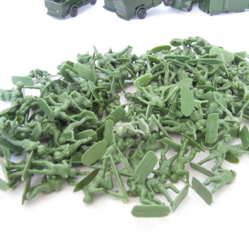 Vintage 1/72 military figures and vehicles, 125 pieces, used, 1980s