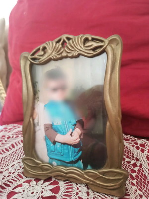 Μπρούτζινη ρομαντική κορνίζα με μπλε βελούδινη επένδυση 16x11,5 εκ