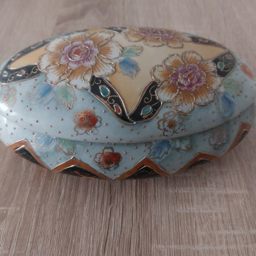 Royal Satsuma ceramic box hand painted, like new, collectible