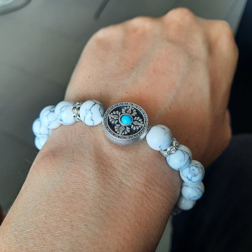 Bracelet with white Haolite semi-precious stones, metal cross and beads new