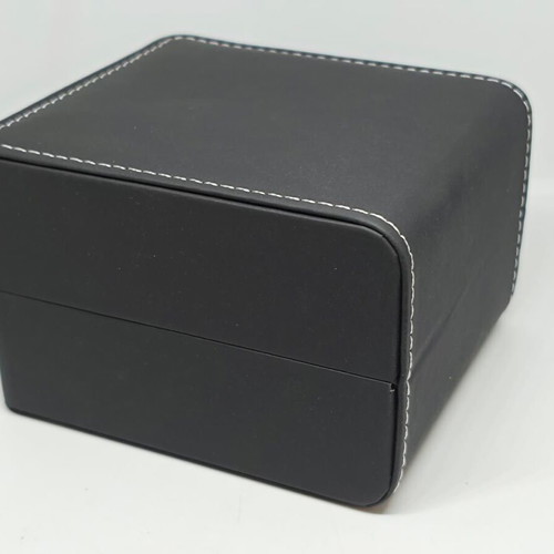 Watch case made of leatherette with protective cushion new