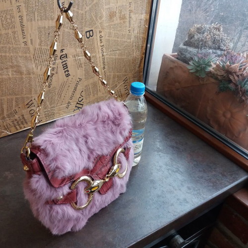 Gucci small pink leather shoulder bag used with fur and gold details