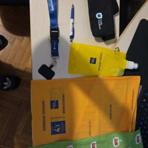 Running gear like new, set with bottles, pen, lanyard, headbands, and pouch