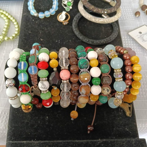 Set of 20 colorful jewelry including 17 bracelets, pale green pearl necklace, 2 rings