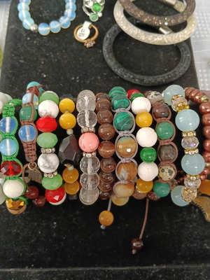 Set of 20 colorful jewelry including 17 bracelets, pale green pearl necklace, 2 rings