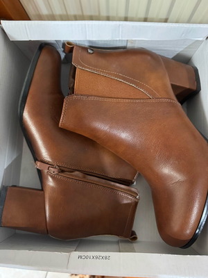 Brown ankle boots size 39 like new with low heel