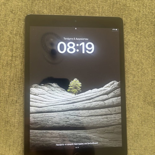 iPad 9th gen 64GB WiFi like new with fingerprint sensor