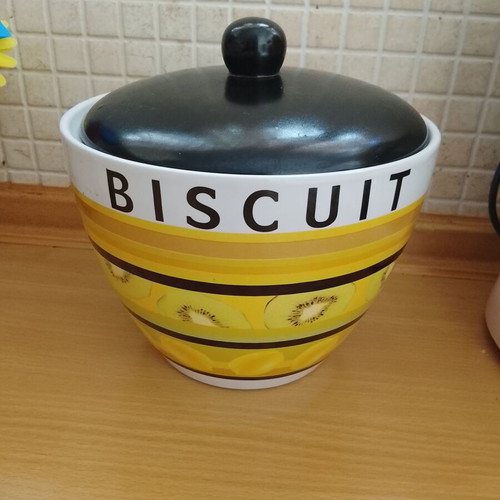 Ceramic biscuit jar used, dimensions 16x18