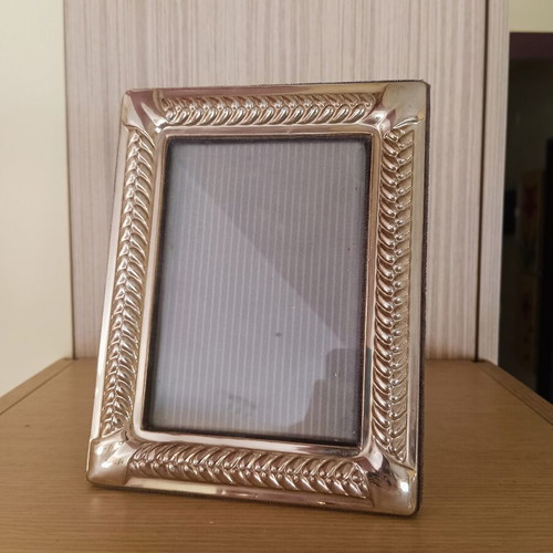 Rectangular metal photo frame with velvet back, like new, 13x9 cm