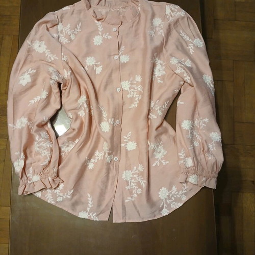 Women's pink shirt XL new with white embroidered flowers
